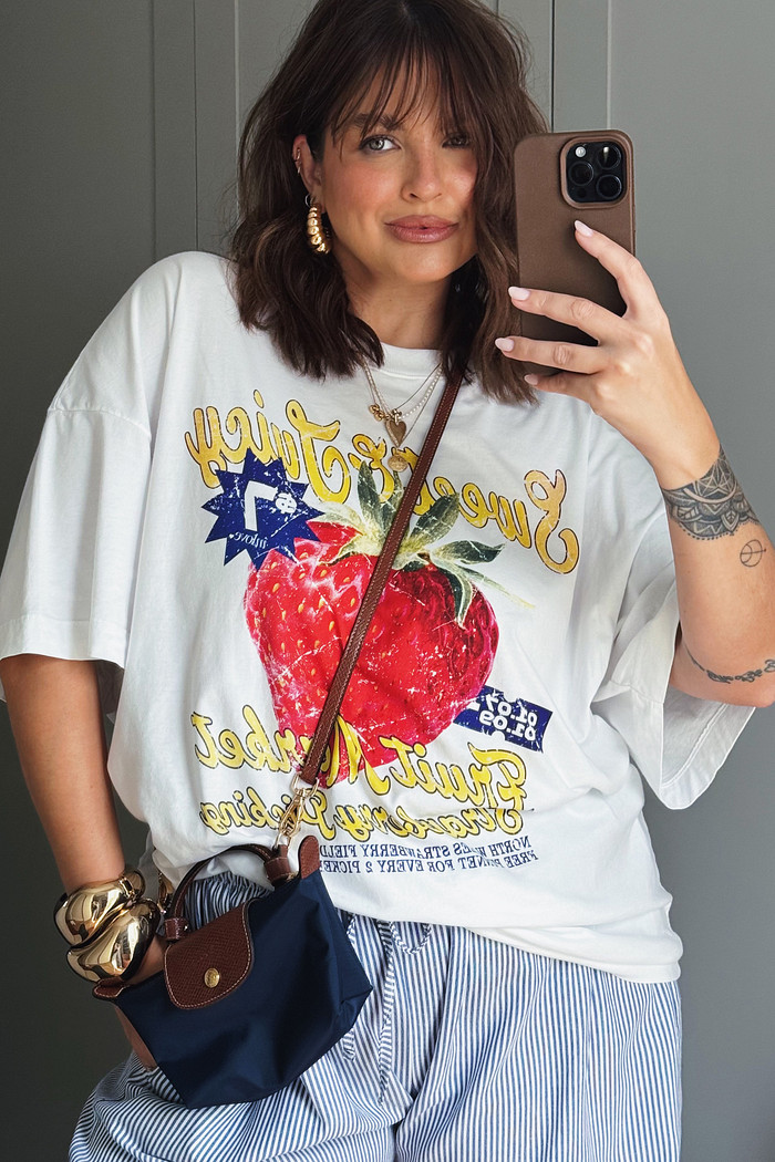 T-SHIRT OVER STRAWBERRY BRANCO ACUCAR