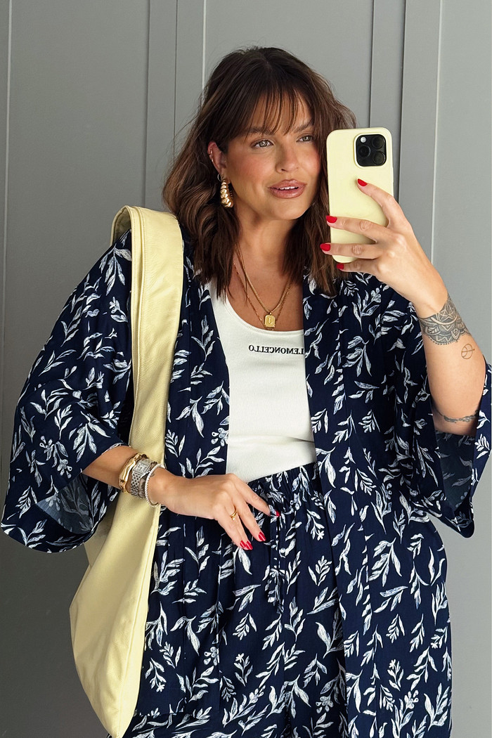 KIMONO KEILA FLORAL FUNDO MARINHO