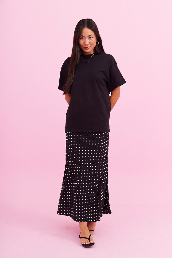 SAIA MIDI JULIA POA FUNDO PRETO