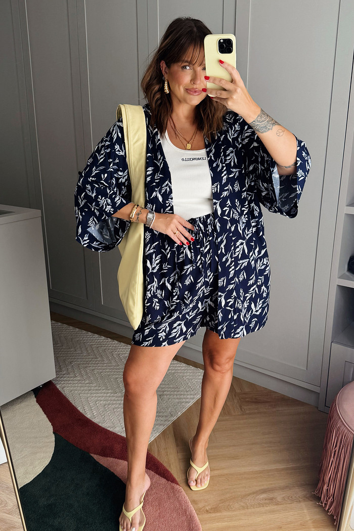 SHORTS KEILA FLORAL FUNDO MARINHO