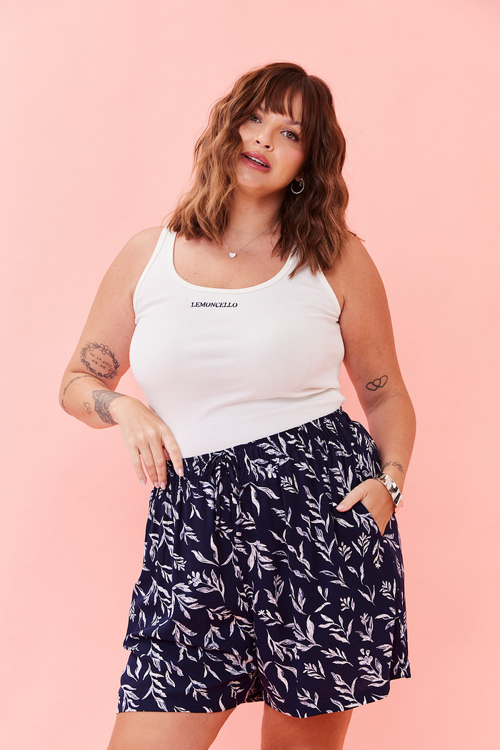 SHORTS KEILA FLORAL FUNDO MARINHO