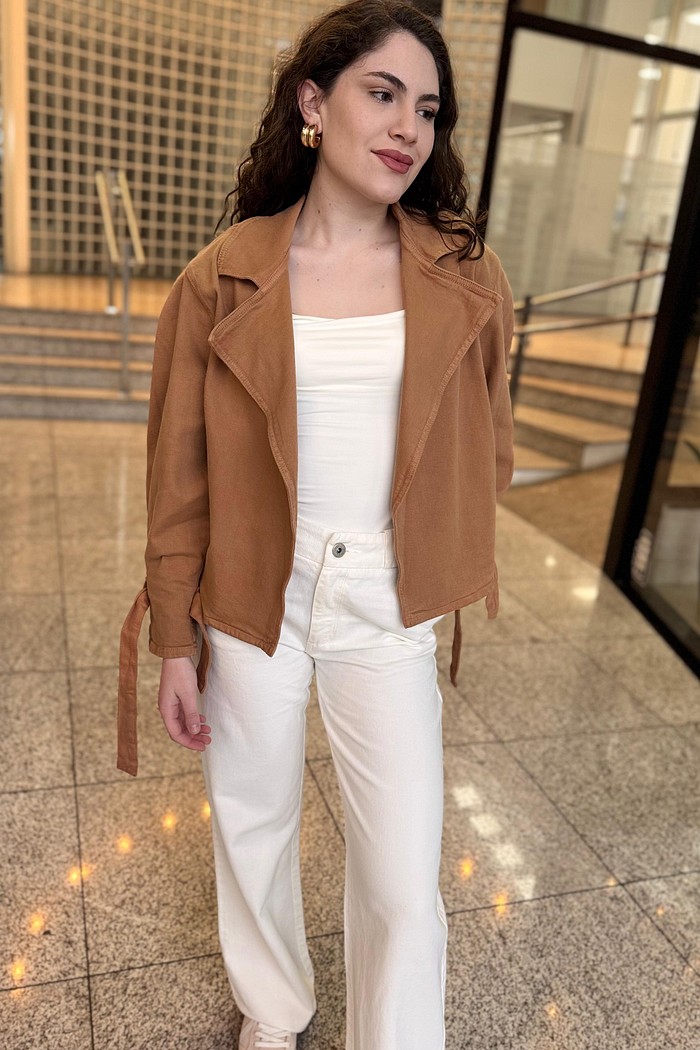 JAQUETA SARJA COM CINTO  CAMEL LANÇA PERFUME