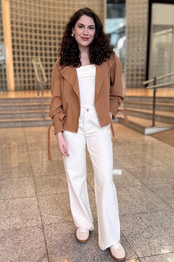 JAQUETA SARJA COM CINTO  CAMEL LANÇA PERFUME