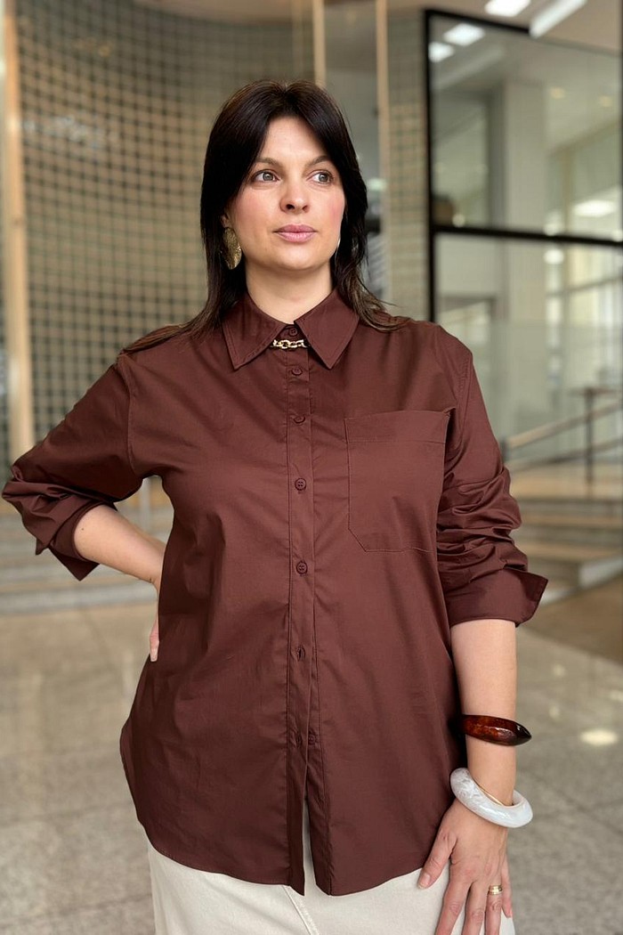 CAMISA AJUSTADA GOLA TRADICIONAL MARROM MORENA ROSA