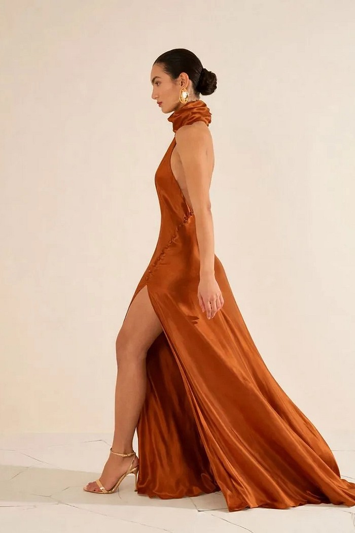 VESTIDO AJUSTADO GOLA ALTA SEM MANGA LONGO MARROM MORENA ROSA