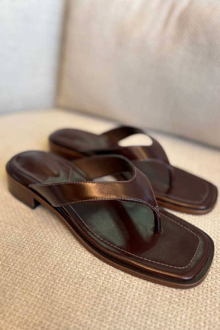 SANDALIA SALTO BAIXO COURO MARROM SCHUTZ