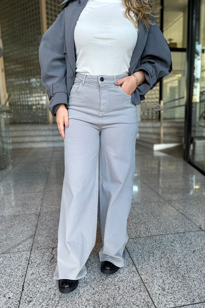 CALCA SARJA RELAXED CINTURA MEDIA CINZA LANÇA PERFUME