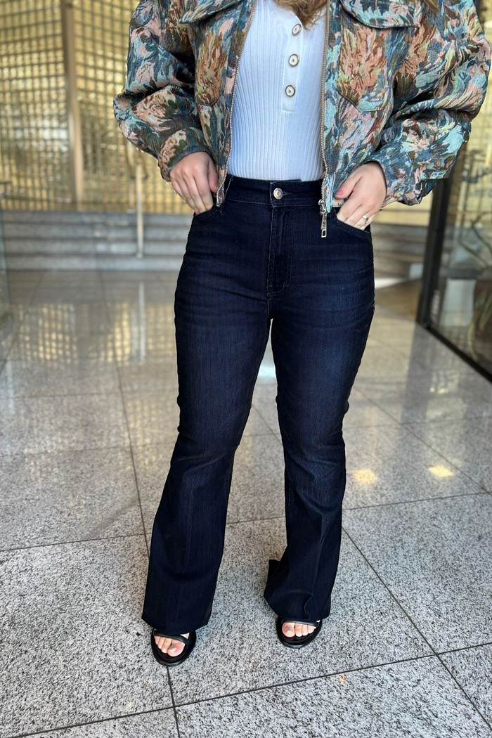 CALCA FLARE VELVET WASHED JEANS ESCURO JOHN JOHN