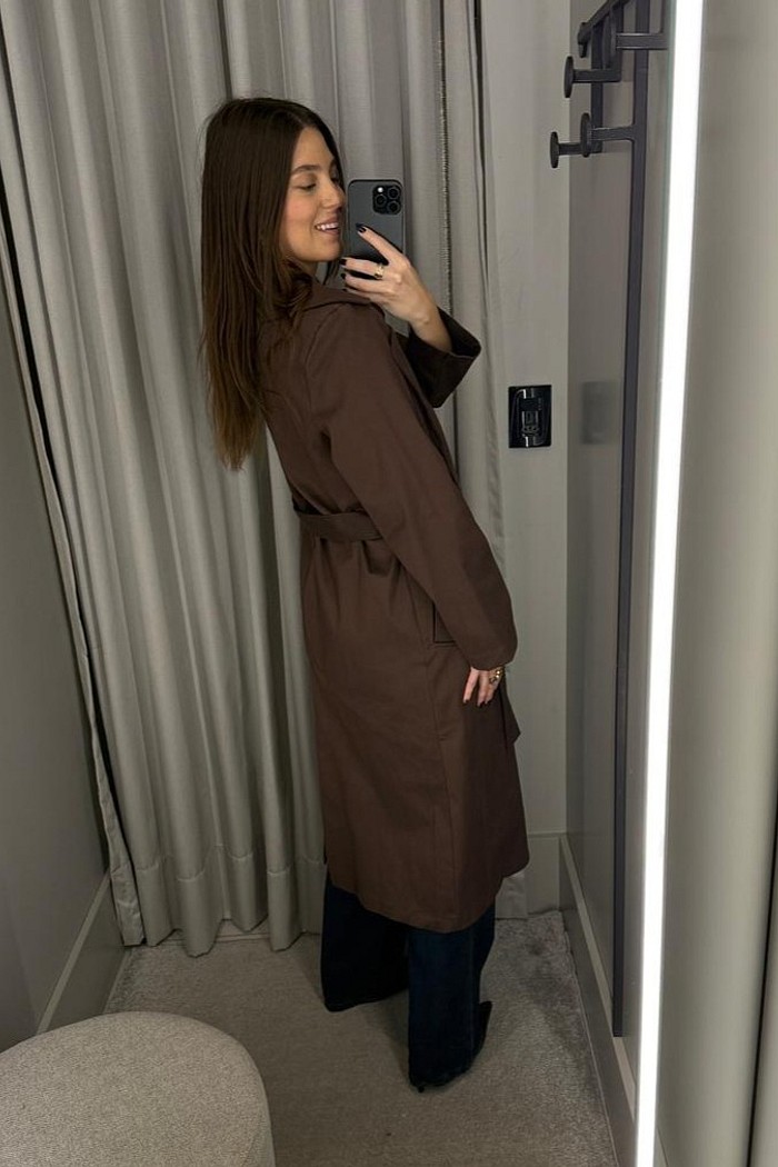 TRENCH COAT COM FAIXA MARROM LANÇA PERFUME