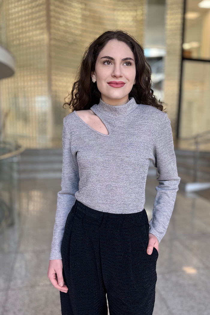 BLUSA COM  ABERTURA OMBRO CINZA ZINCO