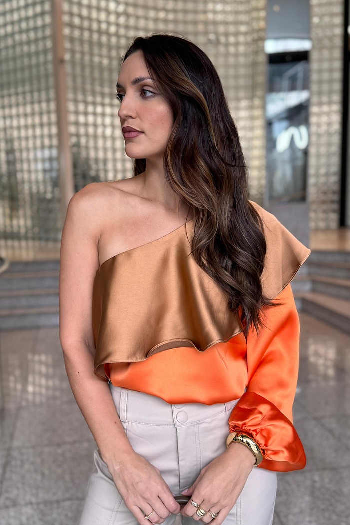 BLUSA OMBRO SO DE CETIM COM BABADO MORENA ROSA