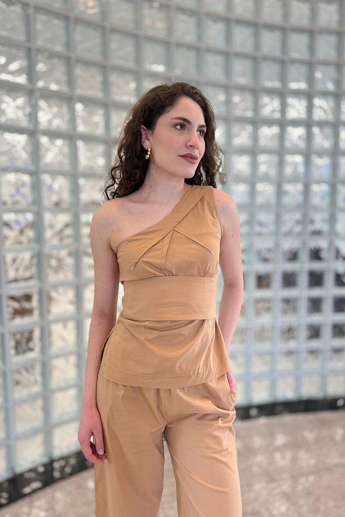 REGATA AJUSTADA UM OMBRO SO PADRAO CAMEL MORENA ROSA