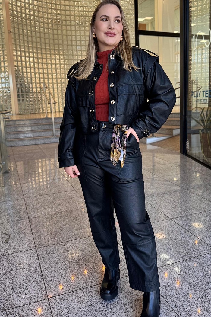 JAQUETA AJUSTADA PU PRETA MORANA ROSA