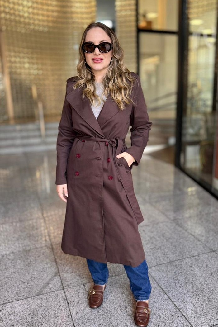 TRENCH COAT COM FAIXA MARROM LANÇA PERFUME