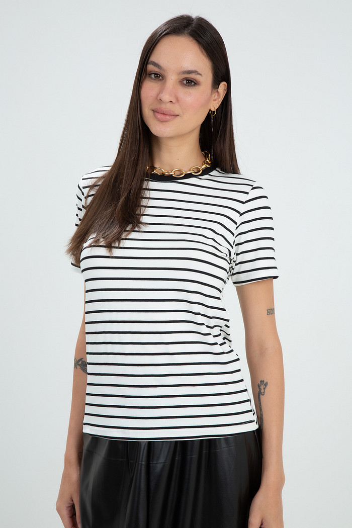 T-shirt Listrada em Malha de Viscolycra e Gola de Ribana