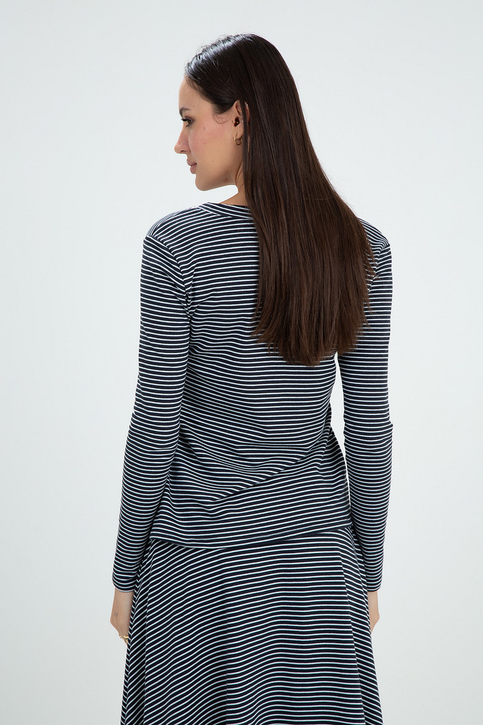 Blusa Decote V Manga Longa em Malha de Moletinho