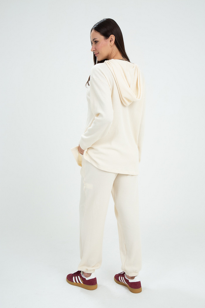 Conjunto Com Capuz em Malha Trabalhada