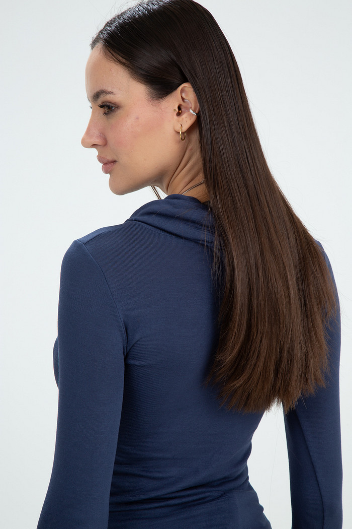 Blusa De Viscose Leve Manga Longa Com Gola Volumosa