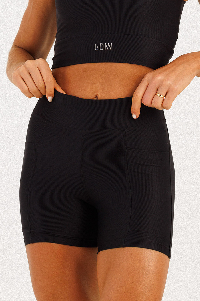 Shorts Canelado com Bolso Preto
