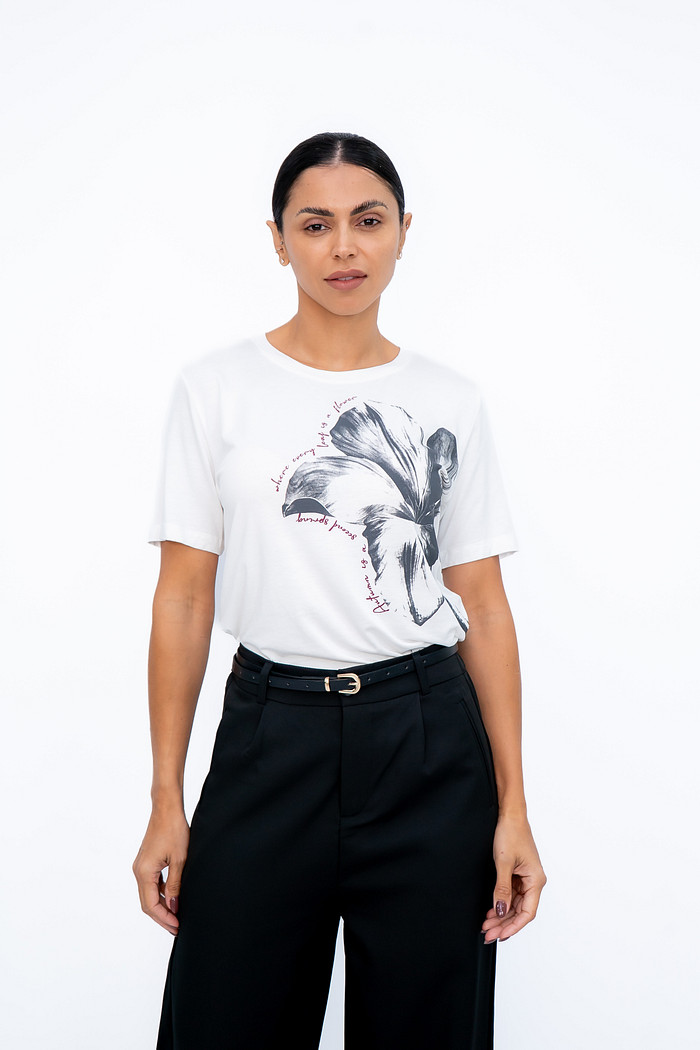 Tshirt com Flor Frontal Branca Bana Bana