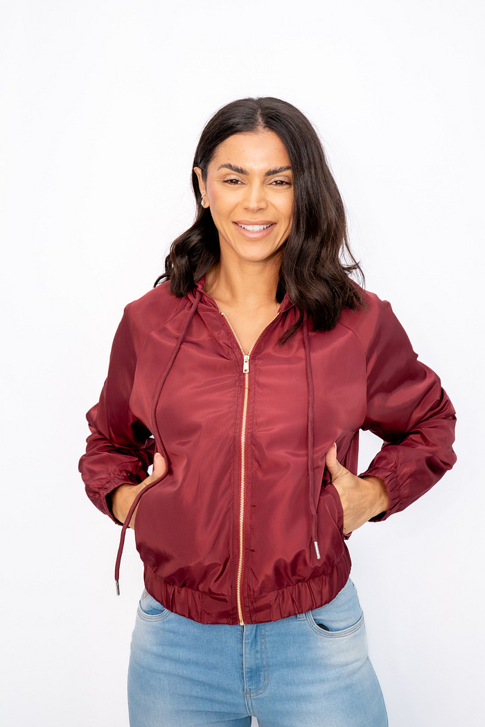 Jaqueta Corta Vento Capuz Lisa Marsala