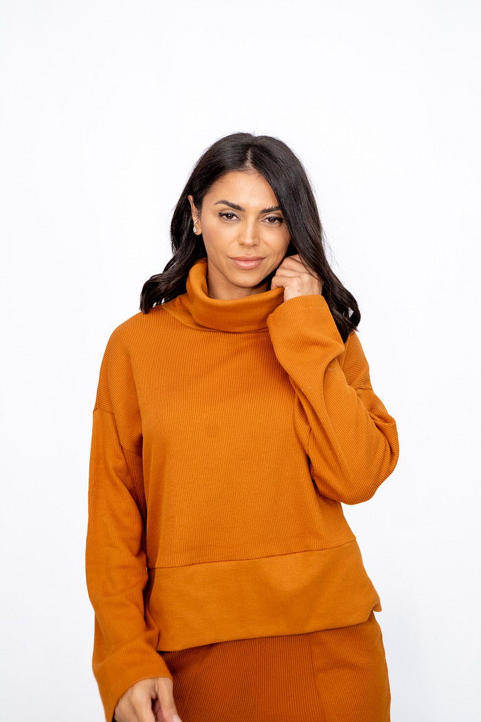 Blusa Malha Canelada Gola Alta Caramelo Ramo Selvagem