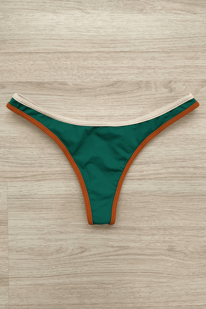 Calcinha Biquíni Fio Dental Duda Trio VIBE BIKINIS - Modelo no Corpo Bronzeado Calcinha de biquíni Duda Trio VIBE BIKINIS estilo fio dental, cor verde com viés tricolor (bege e terracota), vista de cima.