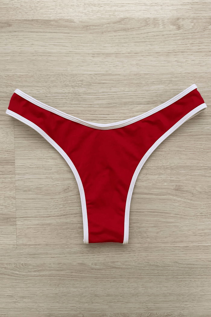 Calcinha Biquíni Fio Dental Asa Delta Maya Duna VIBE BIKINIS - Modelo no Corpo Calcinha de biquíni Maya Duna VIBE BIKINIS estilo fio dental, cor vermelha em tecido duna com viés branco, vista de cima.
