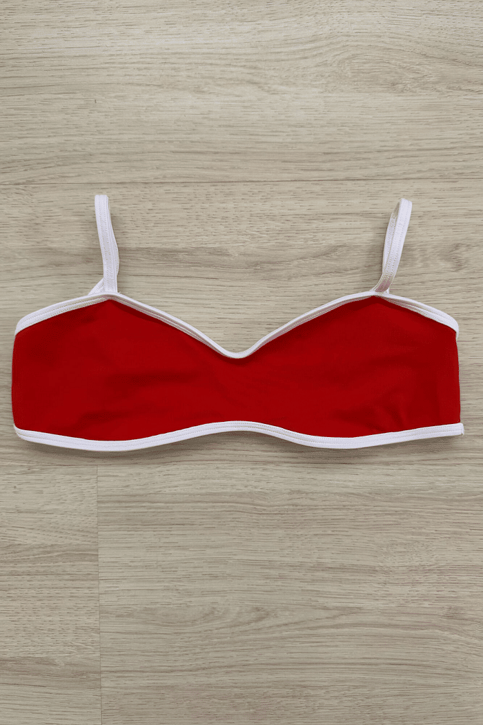 Top Biquíni Diana Duna Vermelho Texturizado VIBE BIKINIS Top de biquíni Diana Duna VIBE BIKINIS vermelho em tecido texturizado duna com viés e alças brancas, vista frontal.