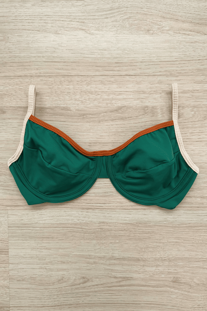 Top Biquíni Gabi Trio VIBE BIKINIS Verde Meia Taça com Aro - Vista Frontal Top de biquíni Gabi Trio VIBE BIKINIS verde estilo meia taça com aro, alças bege e detalhe de viés superior terracota, visto de frente."