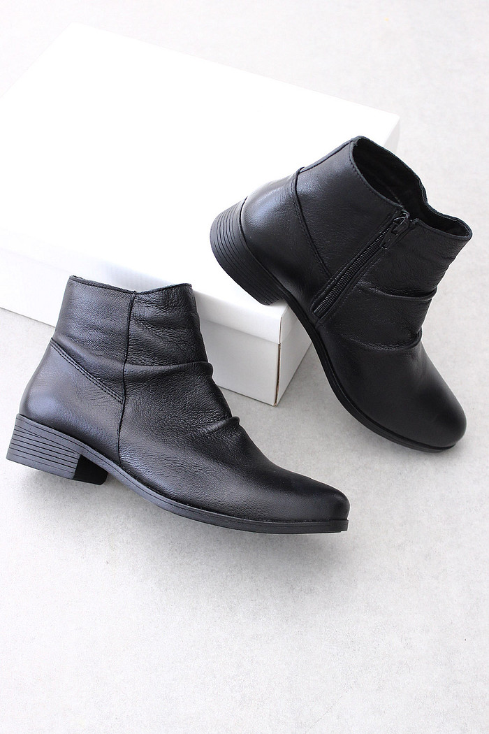 Bota Mybez Couro Soft Drapeada Cano Curto com Salto Baixo 3cm