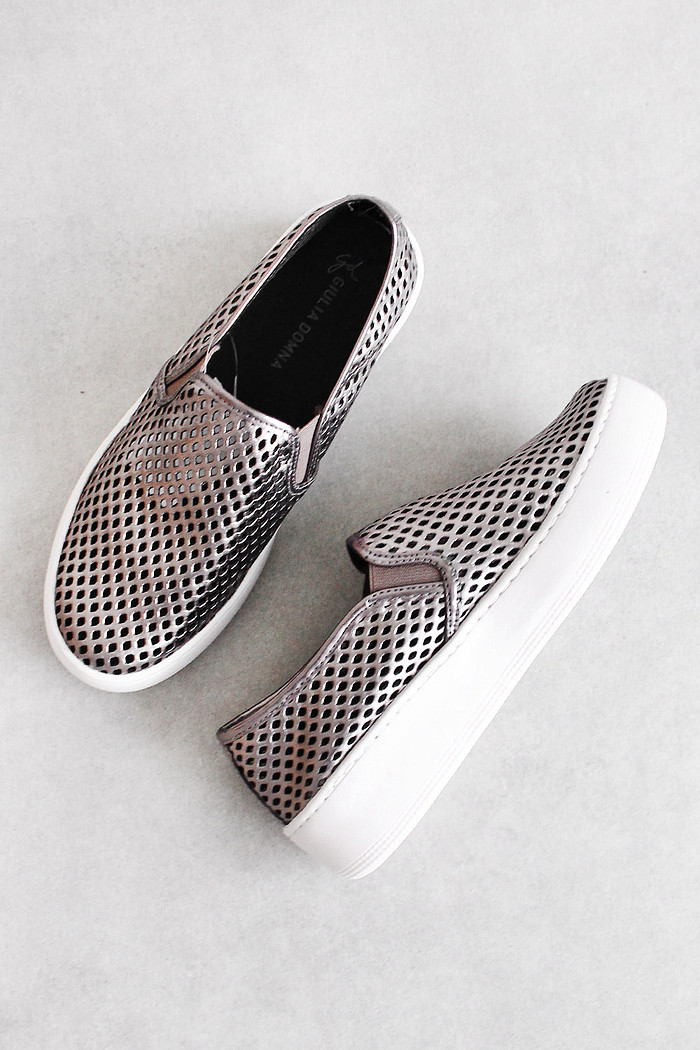 Tênis Slip On em Couro com Detalhe Vazado