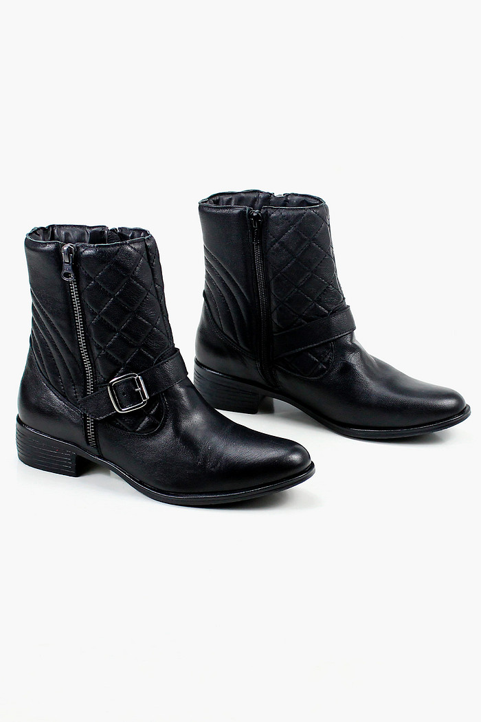 Bota Mybez em Couro com Detalhe de Fivela e Matelassê