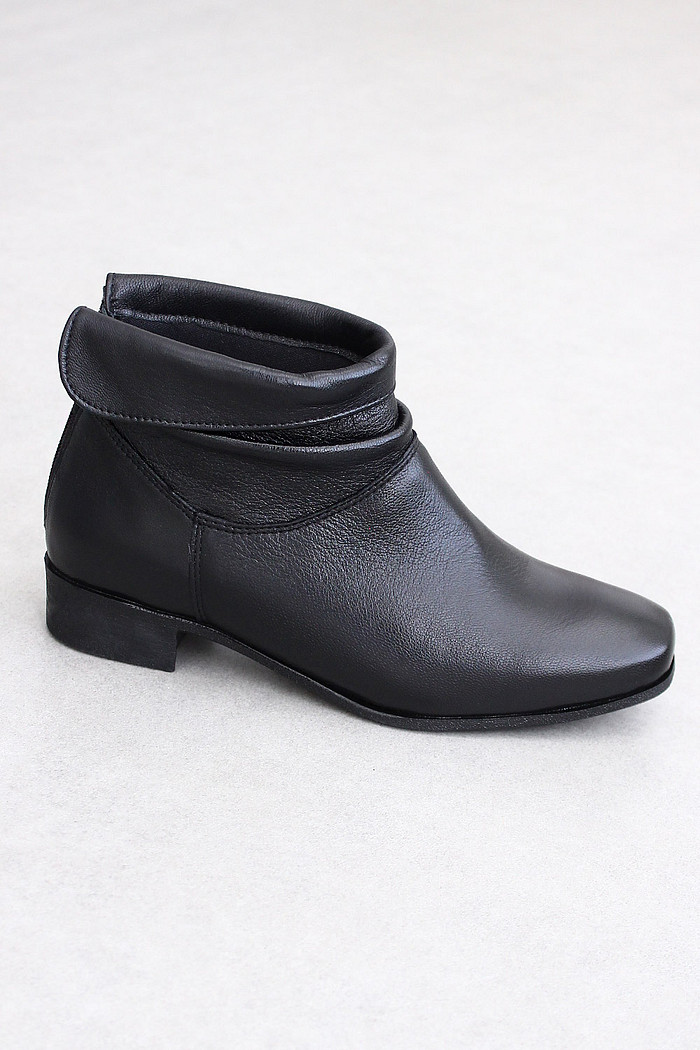 Bota Mybez Cano Dobrado Couro Macio com Salto 3cm e Forro Cacharrel