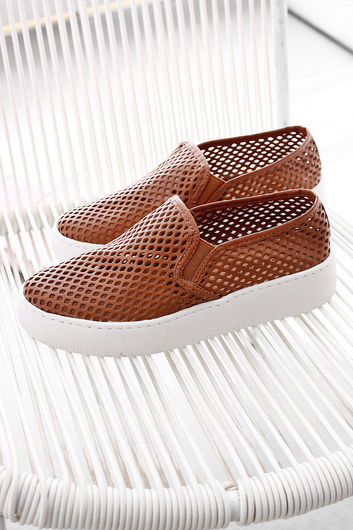 Tênis Slip On em Couro com Detalhe Vazado Caramelo