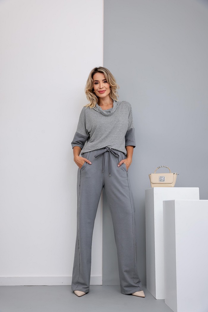 Conjunto em moletinho com listra e gola role Ariel cinza Edição ltda