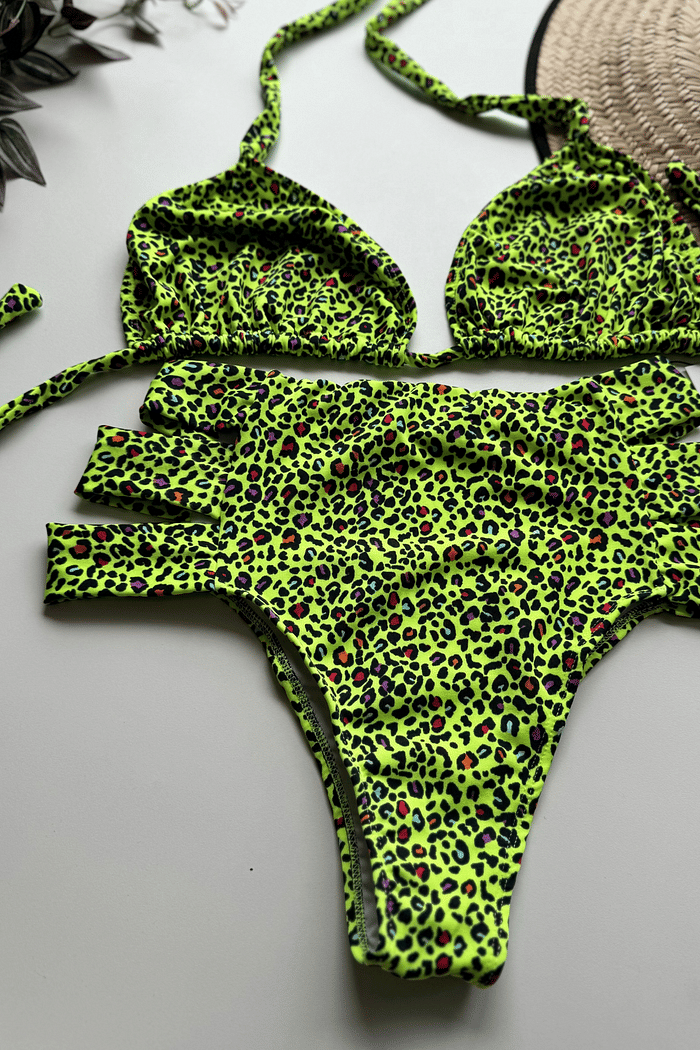 Biquíni Plus Size Recortes na Cintura Neon