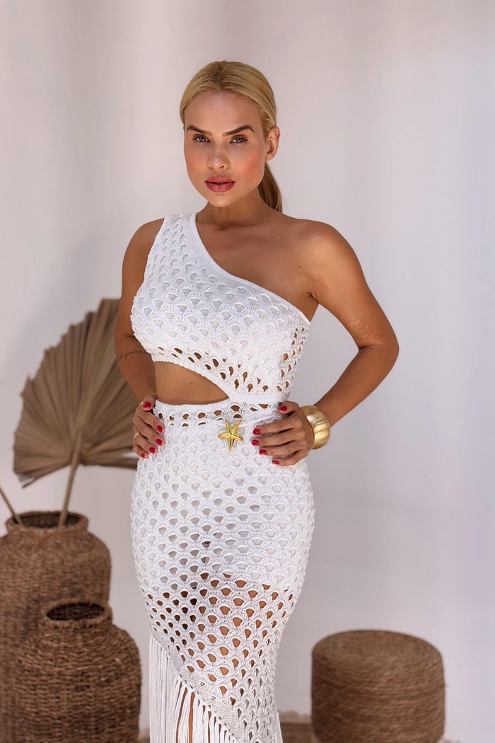 Vestido Tricô Handmade de Um Ombro Só Cintura Aberta com Franja e Hot Pants - Branca