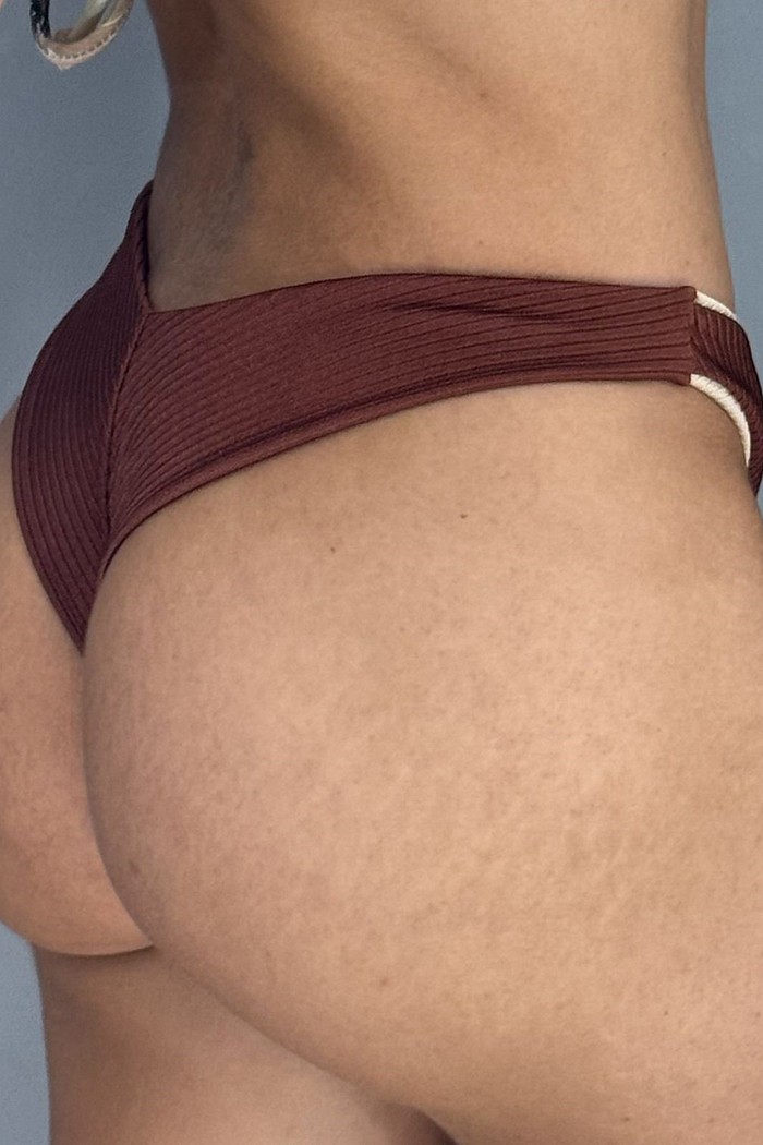 Cortininha com Asa Delta - Marrom/Off White