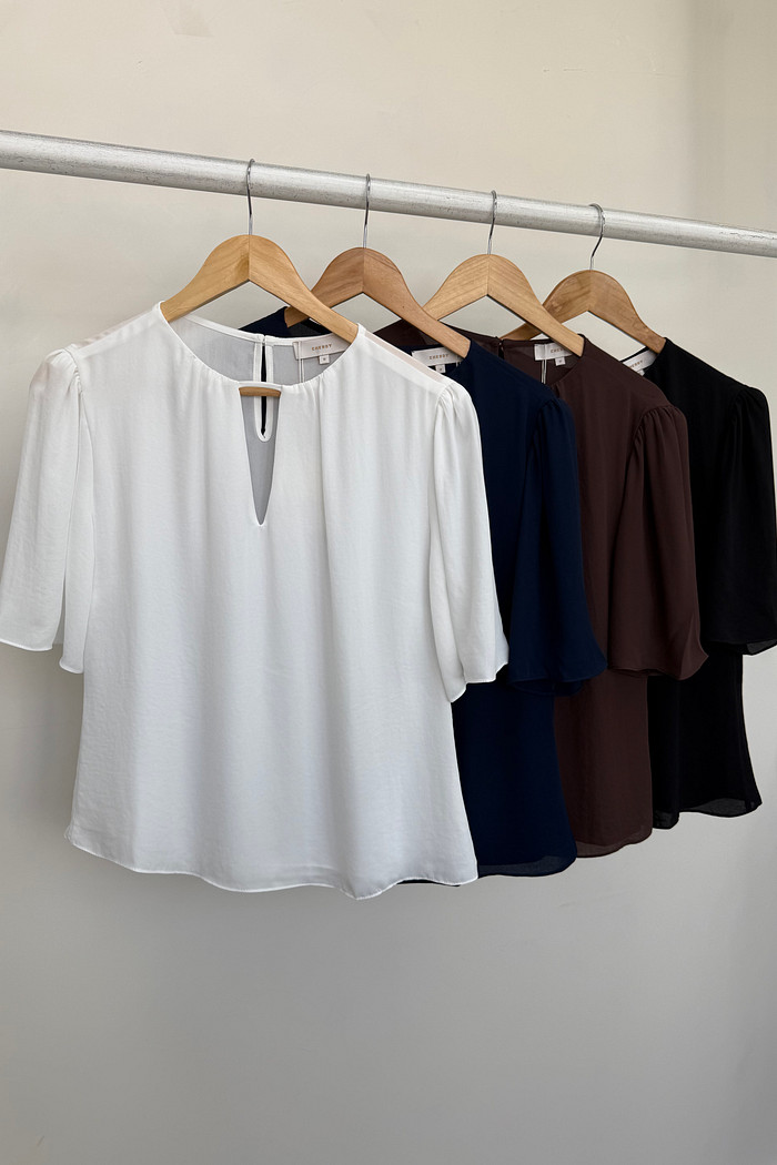 Blusa com Decote V em Crepe Diana