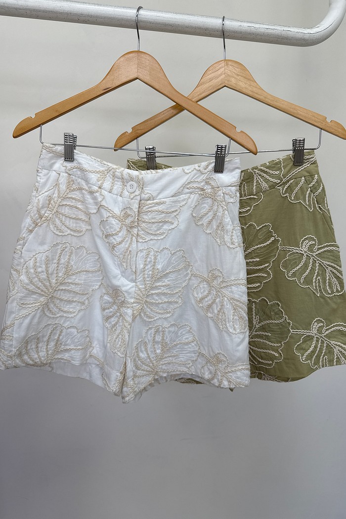 Shorts com Bordado Iris