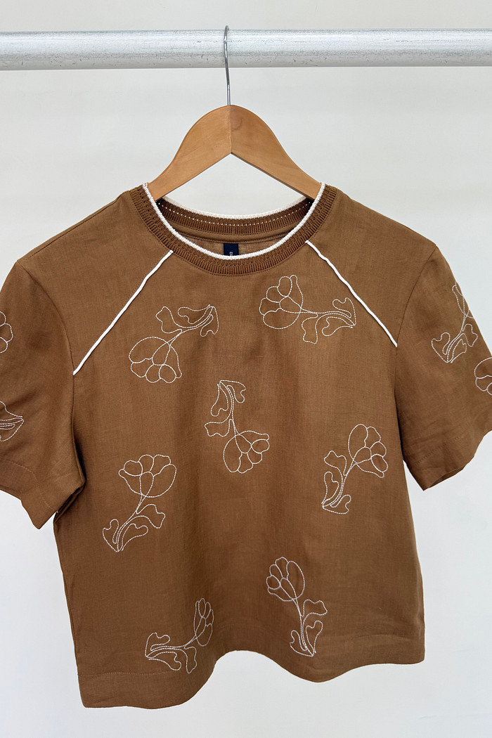 Blusa de Linho Bordada Serena