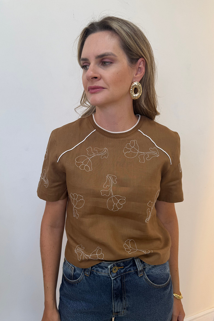 Blusa de Linho Bordada Serena