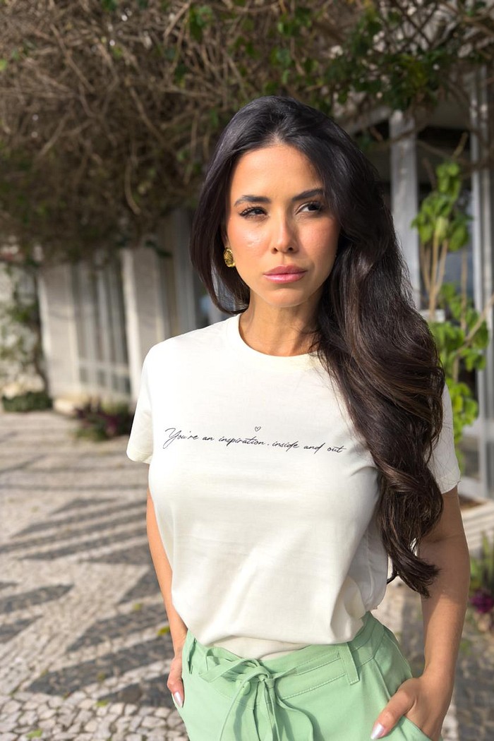 Camiseta T-shirt feminina Melina cor amarelo manteiga