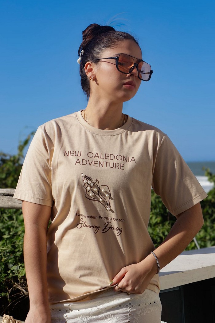 Camiseta T-shirt feminina Naiara cor cappuccino (modelagem over)