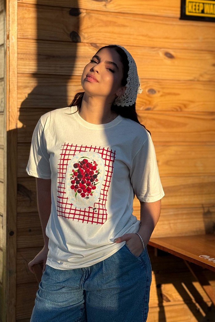 Camiseta T-shirt feminina Angelica cor off white (modelagem over off white)