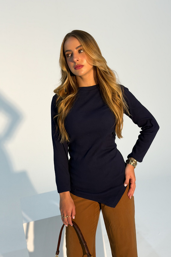 Blusa Giseli Assimétrica manga longa Marinho