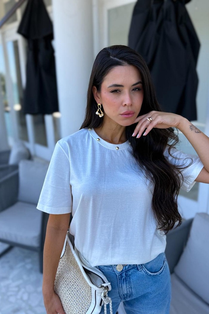 T-shirt Feminina Adri Bordada a Mão na Cor Off White