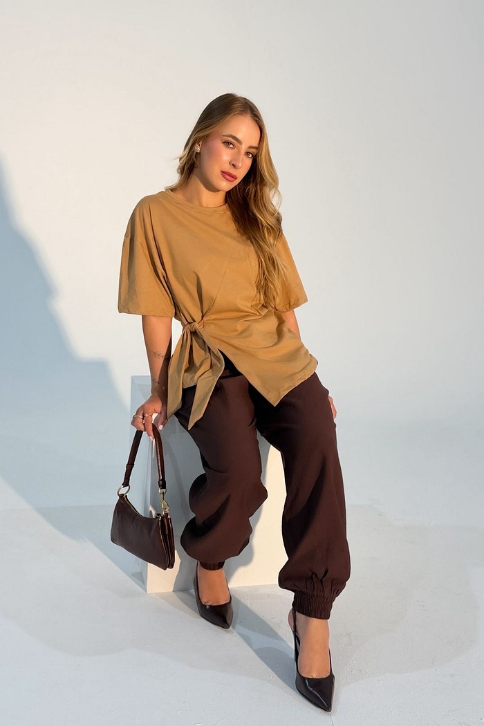 T-shirt Feminina Paloma Detalhe Frontal Transpassado Café com leite