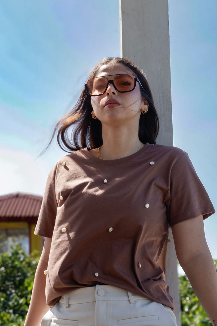Camiseta T-shirt feminina Safira cor cacau (peça bordada com madreperola)